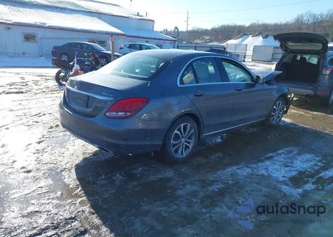 2017 Mercedes-Benz C 300 4Matic z USA, uszkodzony, nr VIN 55SWF4KBXHU192909